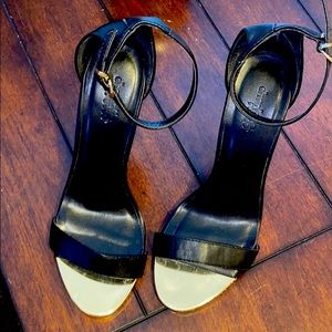 High-heeled shoes